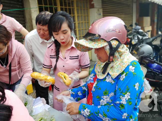 Bánh mì, nước suối phát miễn phí nhiều như rạ tại lễ hội chùa Bà Bình Dương khiến du khách ngỡ ngàng - Ảnh 9.