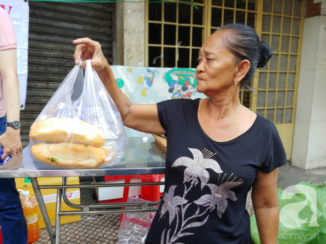 Bánh mì, nước suối phát miễn phí nhiều như rạ tại lễ hội chùa Bà Bình Dương khiến du khách ngỡ ngàng - Ảnh 12.