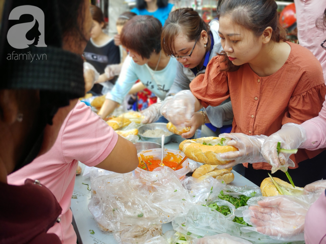Bánh mì, nước suối phát miễn phí nhiều như rạ tại lễ hội chùa Bà Bình Dương khiến du khách ngỡ ngàng - Ảnh 5.