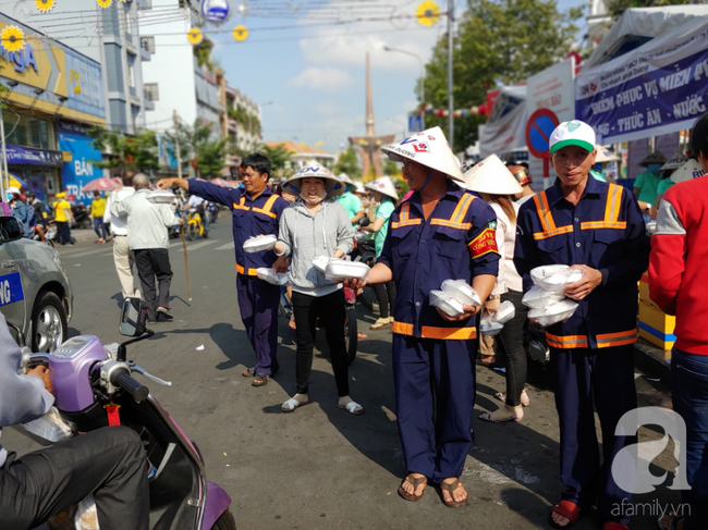 Bánh mì, nước suối phát miễn phí nhiều như rạ tại lễ hội chùa Bà Bình Dương khiến du khách ngỡ ngàng - Ảnh 3.