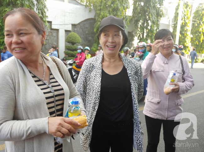 Bánh mì, nước suối phát miễn phí nhiều như rạ tại lễ hội chùa Bà Bình Dương khiến du khách ngỡ ngàng - Ảnh 7.