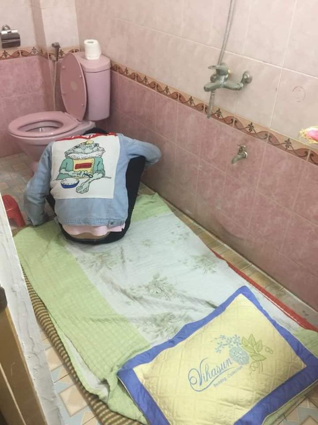 Chồng nhậu say bí tỉ, vợ cao tay trải sẵn mền gối trong toilet cho nằm để tiện đường nôn ọe  - Ảnh 2.