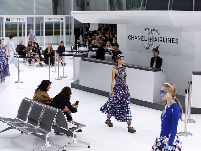 15 show diễn huyền thoại của Chanel dưới thời Karl Lagerfeld khiến giới mộ điệu thổn thức - Ảnh 16.