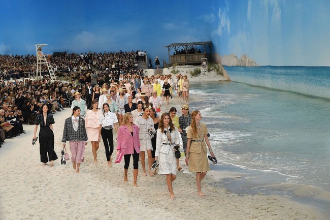 15 show diễn huyền thoại của Chanel dưới thời Karl Lagerfeld khiến giới mộ điệu thổn thức - Ảnh 3.