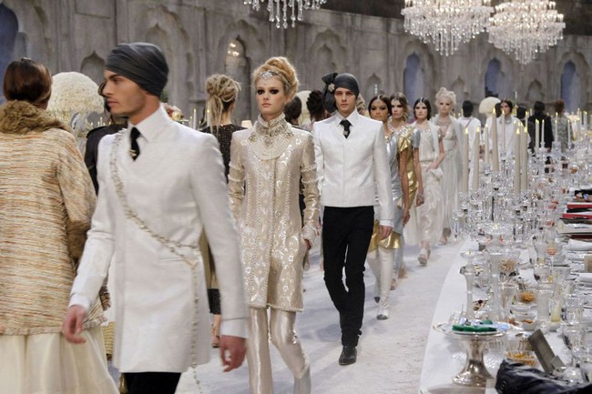 15 show diễn huyền thoại của Chanel dưới thời Karl Lagerfeld khiến giới mộ điệu thổn thức - Ảnh 28.