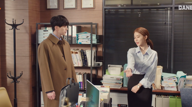 Trở thành thư ký của Lee Dong Wook, Yoo In Na mặc đẹp và sang chảnh tới mức biến công sở thành sàn diễn trong Chạm vào tim em - Ảnh 9.
