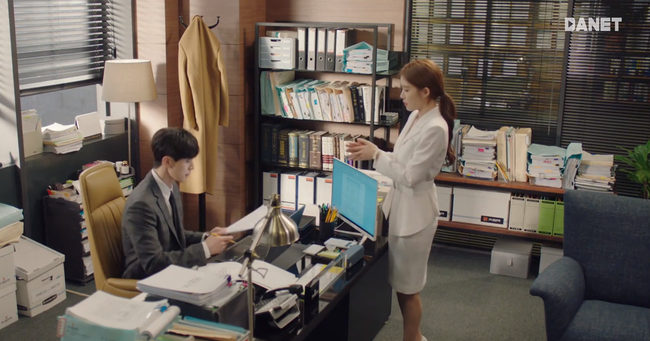 Trở thành thư ký của Lee Dong Wook, Yoo In Na mặc đẹp và sang chảnh tới mức biến công sở thành sàn diễn trong Chạm vào tim em - Ảnh 8.