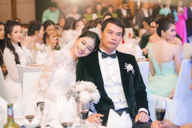Á hậu Thanh Tú khoe tài cắm hoa, để lộ một góc không gian trong biệt thự đang sống cùng chồng đại gia - Ảnh 3. Á hậu Thanh Tú khoe tài cắm hoa, để lộ một góc không gian trong biệt thự đang sống cùng chồng đại gia - Ảnh 3.