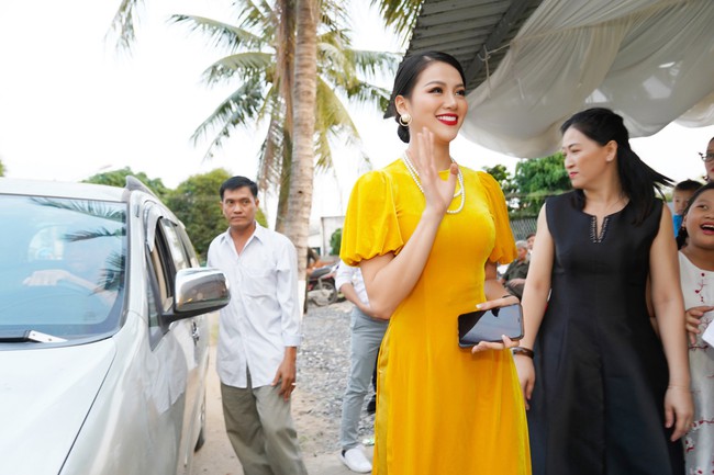 Hoa hậu Trái đất Phương Khánh trổ tài ca hát trong tiệc tất niên ở quê nhà - Ảnh 1.