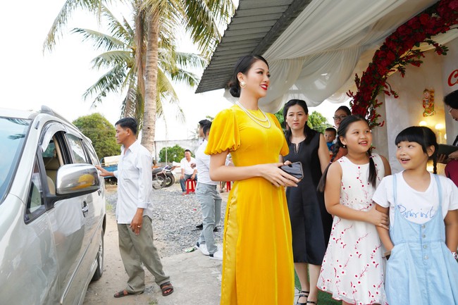 Hoa hậu Trái đất Phương Khánh trổ tài ca hát trong tiệc tất niên ở quê nhà - Ảnh 2.