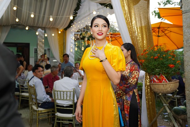 Hoa hậu Trái đất Phương Khánh trổ tài ca hát trong tiệc tất niên ở quê nhà - Ảnh 6.