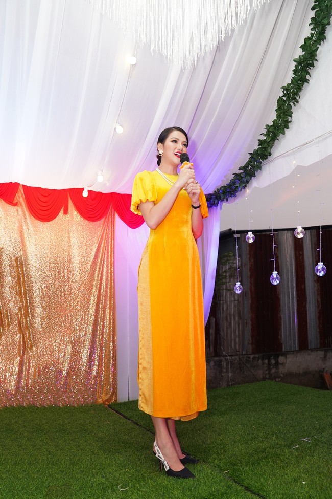 Hoa hậu Trái đất Phương Khánh trổ tài ca hát trong tiệc tất niên ở quê nhà - Ảnh 7.