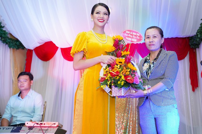 Hoa hậu Trái đất Phương Khánh trổ tài ca hát trong tiệc tất niên ở quê nhà - Ảnh 8.