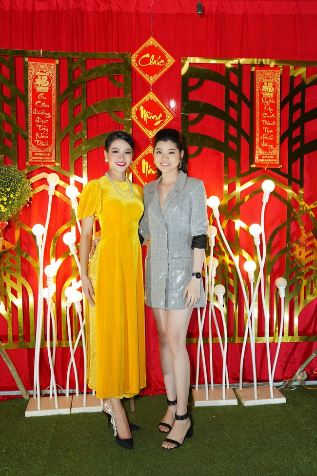 Hoa hậu Trái đất Phương Khánh trổ tài ca hát trong tiệc tất niên ở quê nhà - Ảnh 10.