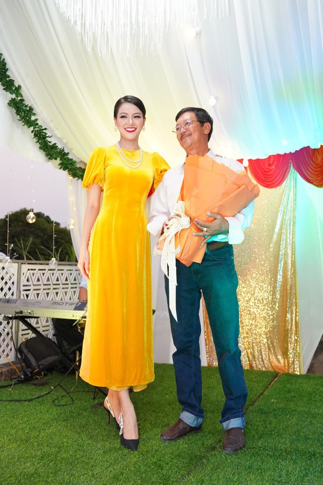 Hoa hậu Trái đất Phương Khánh trổ tài ca hát trong tiệc tất niên ở quê nhà - Ảnh 3.