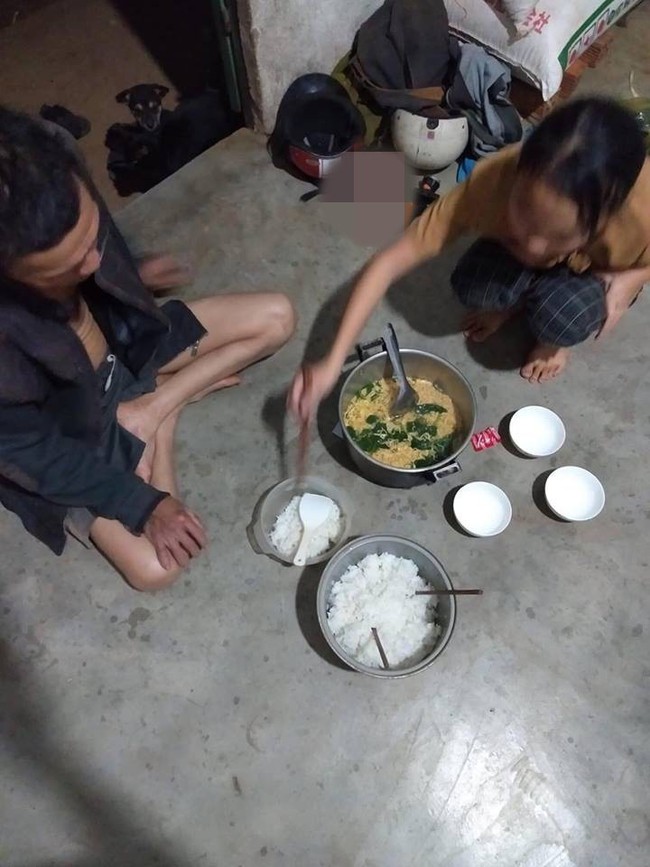 Chỉ có cơm trắng và mỳ gói, bữa cơm gia đình đạm bạc chiều cuối năm này lại khiến bao người ấm áp lạ thường - Ảnh 1. Chỉ có cơm trắng và mỳ gói, bữa cơm gia đình đạm bạc chiều cuối năm này lại khiến bao người ấm áp lạ thường - Ảnh 1.