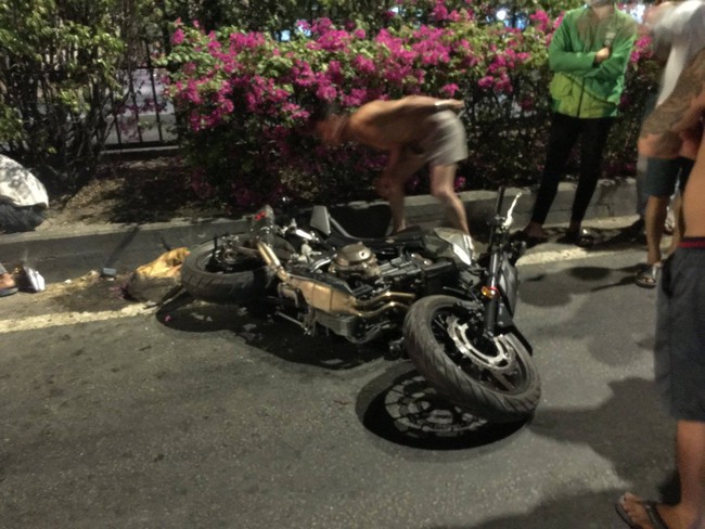 TP.HCM: Nam thanh niên chạy xe mô tô phân khối lớn tông container đang dừng trên đường dẫn đến tử vong - Ảnh 2.