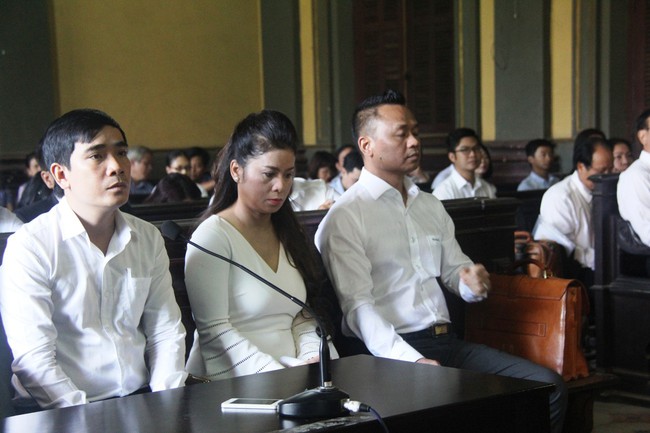 Ông Đặng Lê Nguyên Vũ và vợ căng thẳng trong phiên xử ly hôn nghìn tỷ của cà phê Trung Nguyên - Ảnh 10.