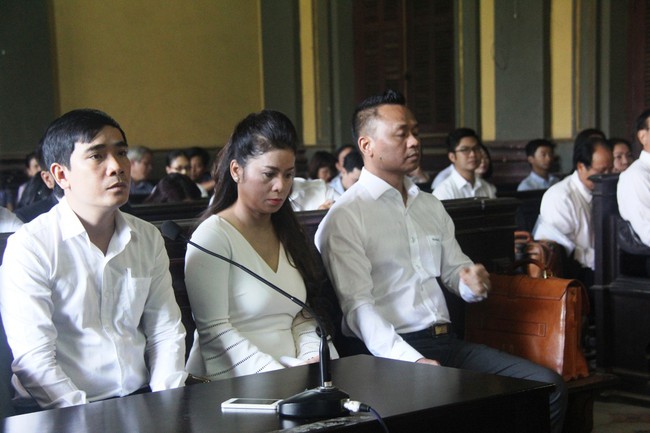 Ông Đặng Lê Nguyên Vũ và vợ căng thẳng trong phiên xử ly hôn nghìn tỷ của cà phê Trung Nguyên - Ảnh 10. Ông Đặng Lê Nguyên Vũ và vợ căng thẳng trong phiên xử ly hôn nghìn tỷ của cà phê Trung Nguyên - Ảnh 10.