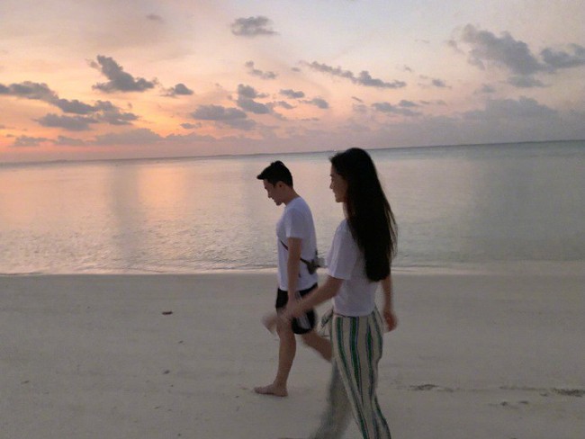 Hé lộ ảnh Angelababy dạo biển cùng người đàn ông lạ mặt, dấy lên tin đồn đã hoàn thành thủ tục ly hôn Huỳnh Hiểu Minh - Ảnh 5.