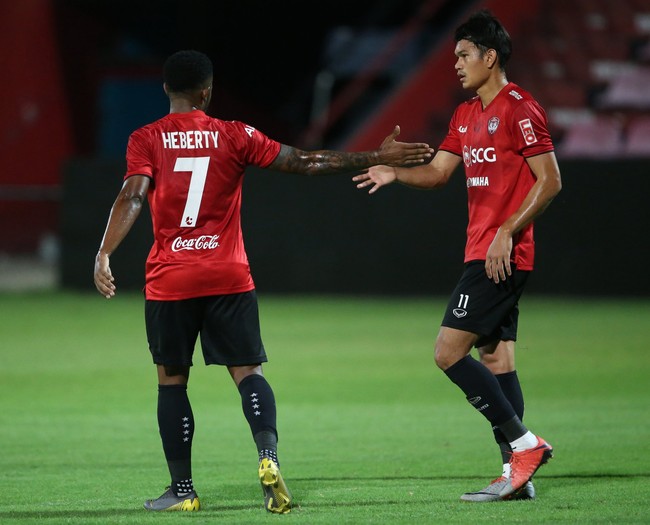 Yến Xuân thu hút trên khán đài, theo dõi bạn trai Văn Lâm bắt trận ra mắt Muangthong United - Ảnh 8.