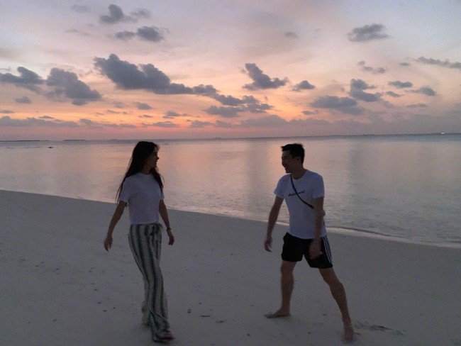 Hé lộ ảnh Angelababy dạo biển cùng người đàn ông lạ mặt, dấy lên tin đồn đã hoàn thành thủ tục ly hôn Huỳnh Hiểu Minh - Ảnh 3.