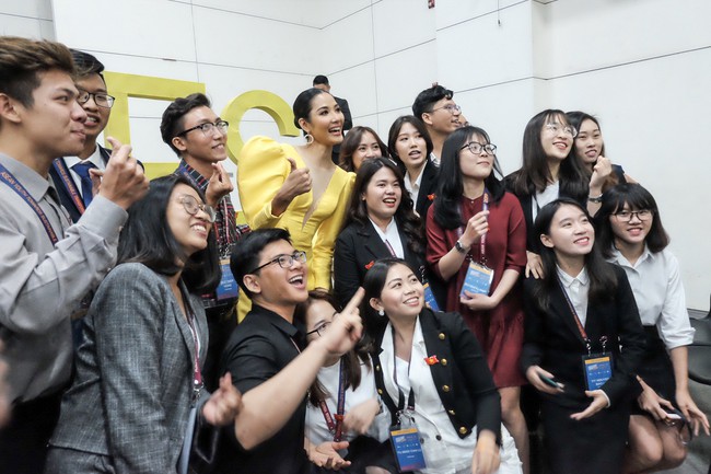 Á hậu Hoàng Thùy gây ấn tượng mạnh khi làm diễn giả ở Philippines - Ảnh 5. Á hậu Hoàng Thùy gây ấn tượng mạnh khi làm diễn giả ở Philippines - Ảnh 5.