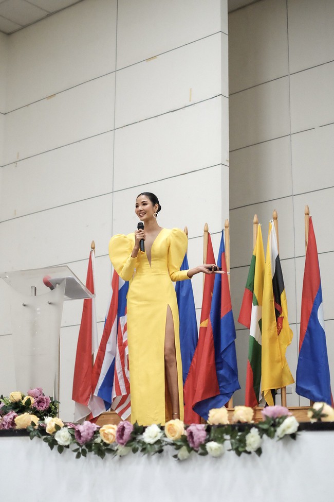 Á hậu Hoàng Thùy gây ấn tượng mạnh khi làm diễn giả ở Philippines - Ảnh 8.
