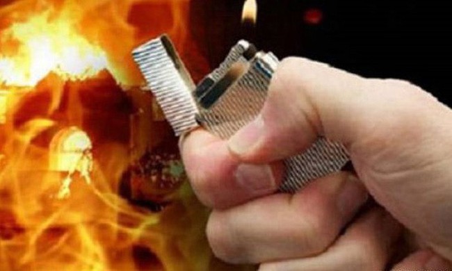 Bị chồng đánh đập, vợ tưới xăng đốt chết người - Ảnh 1. Bị chồng đánh đập, vợ tưới xăng đốt chết người - Ảnh 1.