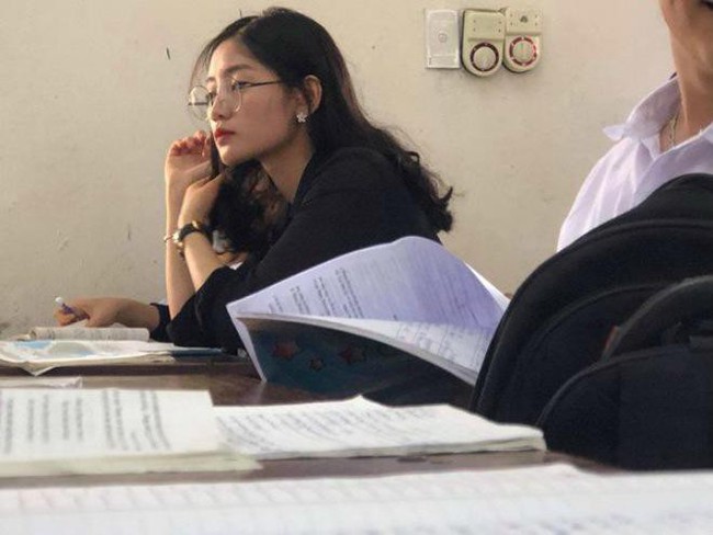 Cô giáo thực tập bỗng dưng nổi tiếng vì 1 bức ảnh chụp lén, nhan sắc đời thường mới thật bất ngờ - Ảnh 1. Cô giáo thực tập bỗng dưng nổi tiếng vì 1 bức ảnh chụp lén, nhan sắc đời thường mới thật bất ngờ - Ảnh 1.