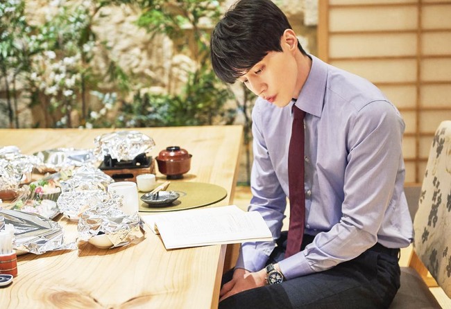 Lee Dong Wook cứ điển trai và mặc đẹp thế này, khán giả chỉ có thể “đổ rạp” trước từng khoảnh khắc trong “Chạm vào tim em” - Ảnh 6.