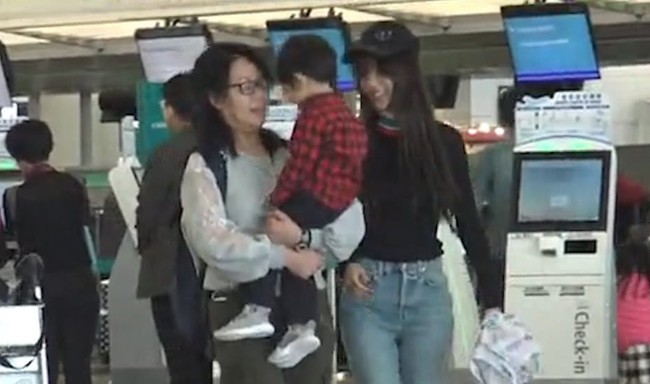 Vắng mặt Huỳnh Hiểu Minh, Angelababy mang theo 5 trợ lý để trông con trai 2 tuổi  - Ảnh 1.