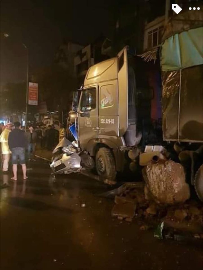 Hà Nội: Xe tải lao vào vỉa hè ban đêm đè bẹp một taxi khiến một người tử vong - Ảnh 1.