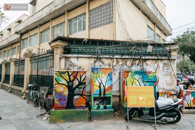 Chuyện buồn về những tủ điện sắc màu ở Hà Nội bị bôi bẩn: Chúng tôi mất 4 ngày tô vẽ, những người khác chỉ mất 3 giây để làm nó lem luốc - Ảnh 1. Chuyện buồn về những tủ điện sắc màu ở Hà Nội bị bôi bẩn: Chúng tôi mất 4 ngày tô vẽ, những người khác chỉ mất 3 giây để làm nó lem luốc - Ảnh 1.