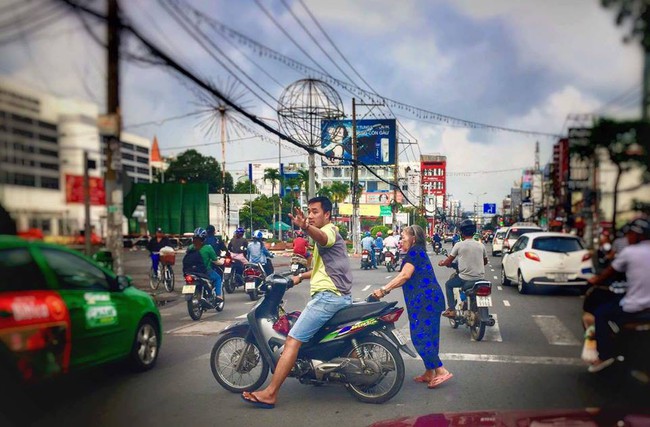 Bao đồng như người Sài Gòn: Thấy bà cụ khệnh khạng đẩy xe lăn qua đường, thanh niên vác luôn xe máy ra làm lá chắn - Ảnh 1.
