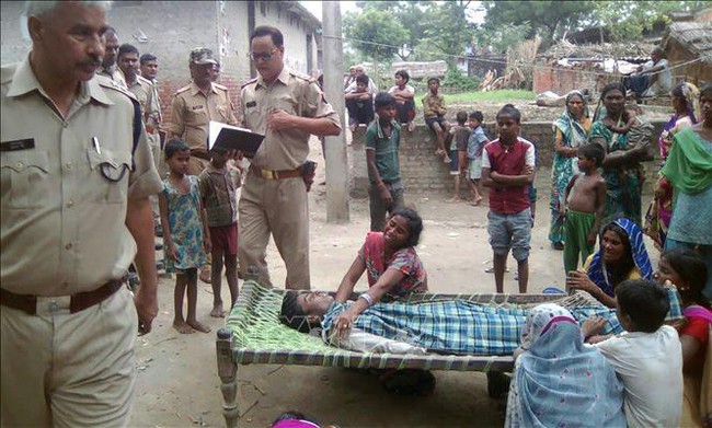 Ấn Độ: 84 người tử vong, hơn 200 người nhập viện do ngộ độc rượu​ - Ảnh 1.