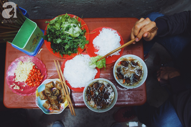 Quán bún chả nằm sâu trong ngõ nhỏ, trưa nào thực khách cũng phải xếp hàng đợi chờ mới đến lượt ăn ở phố cổ - Ảnh 7.