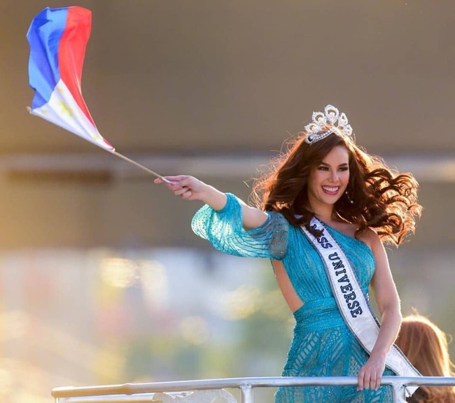 Sự cố hi hữu trong lịch sử Miss Universe: Đang diễu hành, Hoa hậu làm vỡ vương miện 6 tỉ và phản ứng bất ngờ sau đó - Ảnh 12.