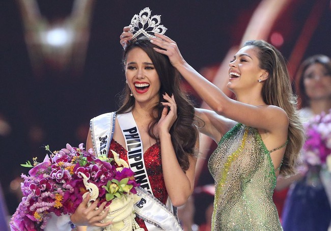 Sự cố hi hữu trong lịch sử Miss Universe: Đang diễu hành, Hoa hậu làm vỡ vương miện 6 tỉ và phản ứng bất ngờ sau đó - Ảnh 13.