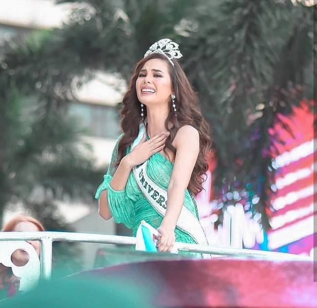 Sự cố hi hữu trong lịch sử Miss Universe: Đang diễu hành, Hoa hậu làm vỡ vương miện 6 tỉ và phản ứng bất ngờ sau đó - Ảnh 11.