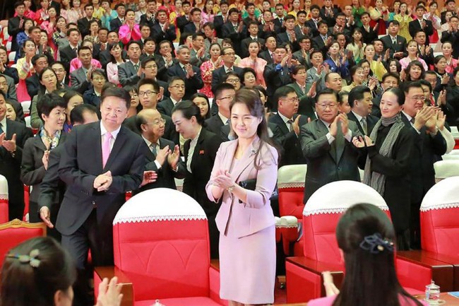 Phu nhân nhà lãnh đạo Kim Jong-un: Người phụ nữ học hỏi phong cách Hoàng gia, làm nên cuộc cách mạng thời trang cho phái đẹp Triều Tiên - Ảnh 2. Phu nhân nhà lãnh đạo Kim Jong-un: Người phụ nữ học hỏi phong cách Hoàng gia, làm nên cuộc cách mạng thời trang cho phái đẹp Triều Tiên - Ảnh 2.