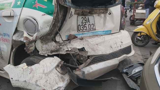 Hà Nội: Tài xế xe điên ngủ gật rồi bất ngờ đâm hàng loạt phương tiện ở ngã tư hầm Kim Liên - Ảnh 7. Hà Nội: Tài xế xe điên ngủ gật rồi bất ngờ đâm hàng loạt phương tiện ở ngã tư hầm Kim Liên - Ảnh 7.