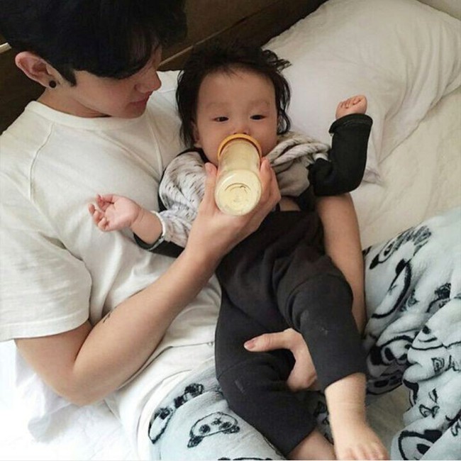 Bắt tại trận chồng và bồ nhí trong phòng ngủ, vợ giấu nước mắt đưa ra 1 yêu cầu khiến cả 2 sững sờ - Ảnh 1. Bắt tại trận chồng và bồ nhí trong phòng ngủ, vợ giấu nước mắt đưa ra 1 yêu cầu khiến cả 2 sững sờ - Ảnh 1.