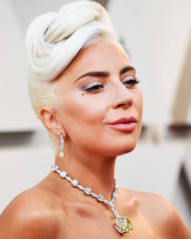Không chặt chém hay quái dị như mọi lần, Lady Gaga gây sốt với dây chuyền kim cương nghìn tỷ mà huyền thoại Audrey Hepburn từng đeo - Ảnh 5.