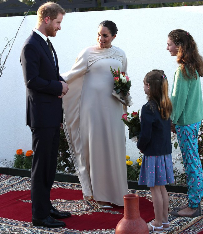 Meghan bị soi khoảnh khắc cướp hoa của chồng, coi Hoàng tử Harry như tùy tùng và lộ vòng bụng bất thường - Ảnh 4. Meghan bị soi khoảnh khắc cướp hoa của chồng, coi Hoàng tử Harry như tùy tùng và lộ vòng bụng bất thường - Ảnh 4.