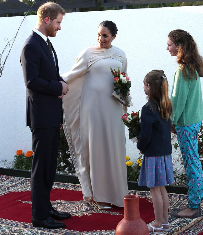 Meghan bị soi khoảnh khắc cướp hoa của chồng, coi Hoàng tử Harry như tùy tùng và lộ vòng bụng bất thường - Ảnh 4.