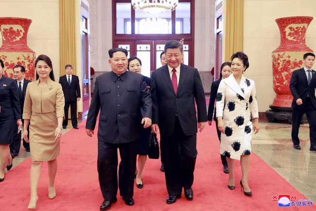 Phu nhân nhà lãnh đạo Kim Jong-un: Người phụ nữ học hỏi phong cách Hoàng gia, làm nên cuộc cách mạng thời trang cho phái đẹp Triều Tiên - Ảnh 1.