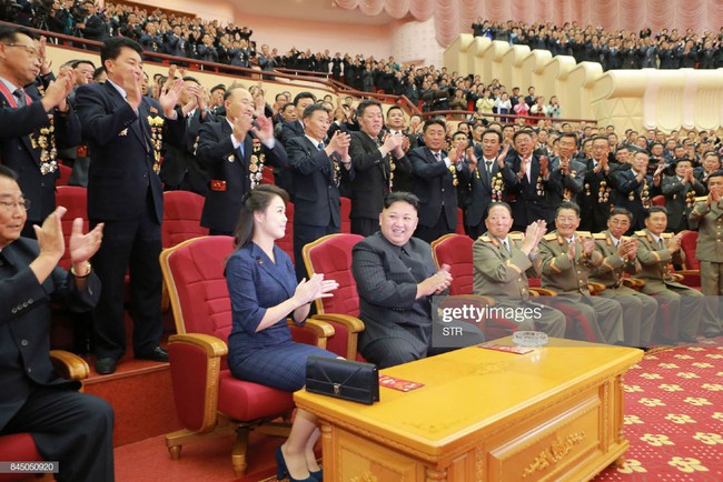 Phu nhân nhà lãnh đạo Kim Jong-un: Người phụ nữ học hỏi phong cách Hoàng gia, làm nên cuộc cách mạng thời trang cho phái đẹp Triều Tiên - Ảnh 8. Phu nhân nhà lãnh đạo Kim Jong-un: Người phụ nữ học hỏi phong cách Hoàng gia, làm nên cuộc cách mạng thời trang cho phái đẹp Triều Tiên - Ảnh 8.
