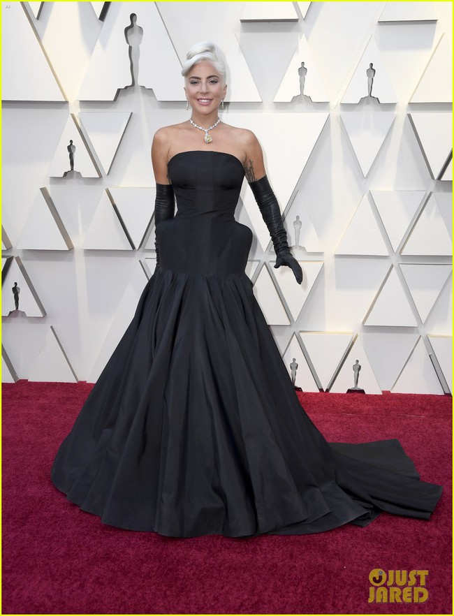 Thảm đỏ Oscar 2019: Lady Gaga chiếm spotlight nhờ ngực đầy, kim cương khủng, Dương Tử Quỳnh U60 vẫn vô cùng sexy với váy xẻ táo bạo  - Ảnh 5.