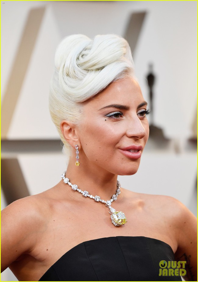 Thảm đỏ Oscar 2019: Lady Gaga chiếm spotlight nhờ ngực đầy, kim cương khủng, Dương Tử Quỳnh U60 vẫn vô cùng sexy với váy xẻ táo bạo  - Ảnh 3.